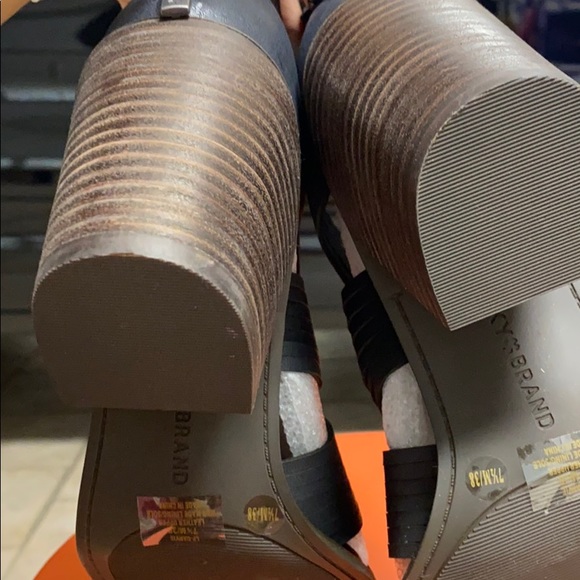 Lucky Sandals - Picture 3 of 4